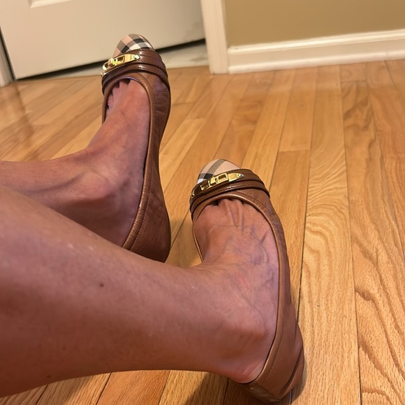 In like new condition Burberry flats! Size 8 Worn only twice. - Picture 2 of 9